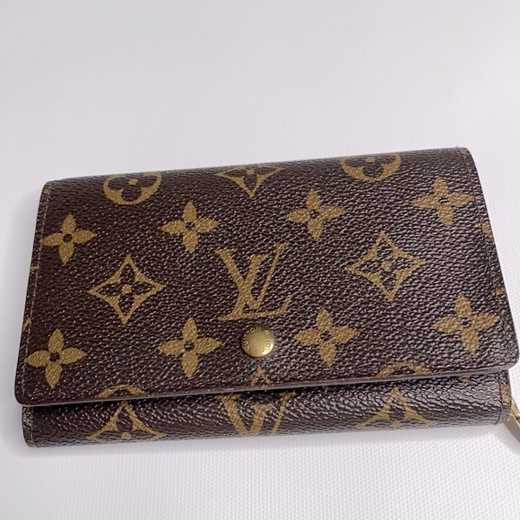 LOUIS VUITTON Monogram Trésor Wallet - Picture 2 of 15
